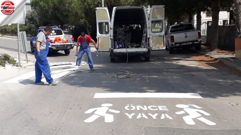Karesi'de okul önü yaya çizgileri yenileniyor