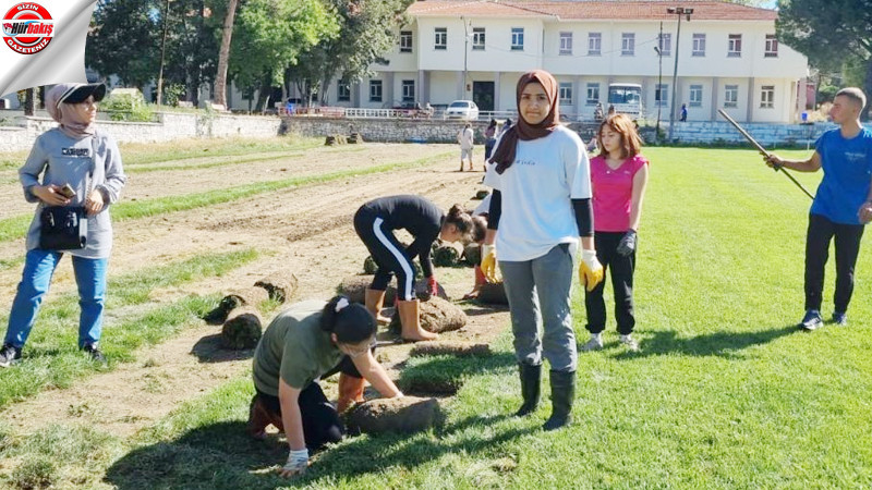Savaştepe'de Tarım Meslek Lisesi öğrencileri tarlada üretim yapıyor