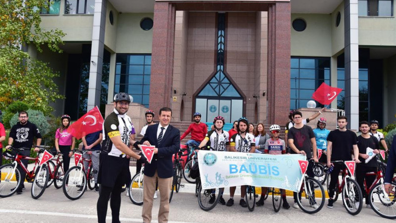 BAÜN'lü gençler bayraklar ile 100. yıl için bisiklet sürdü