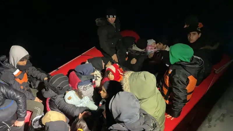 Ayvalık açıklarında 31 düzensiz göçmen yakalandı