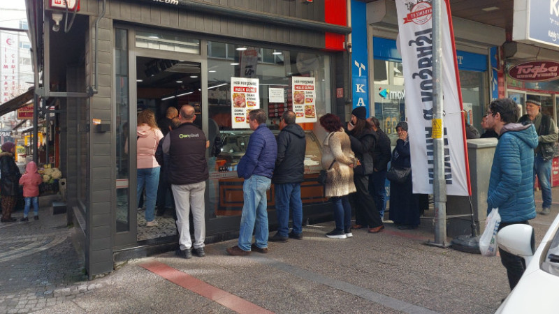 Balıkesir'de ucuz et kuyruğu