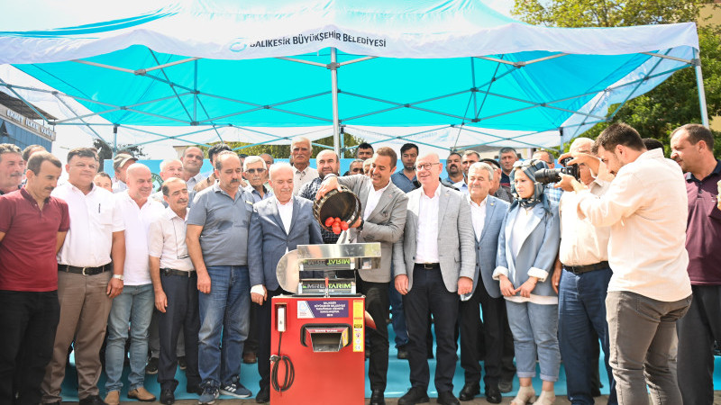 Büyükşehir, Dursunbeyli üreticilere salça makinesi dağıttı
