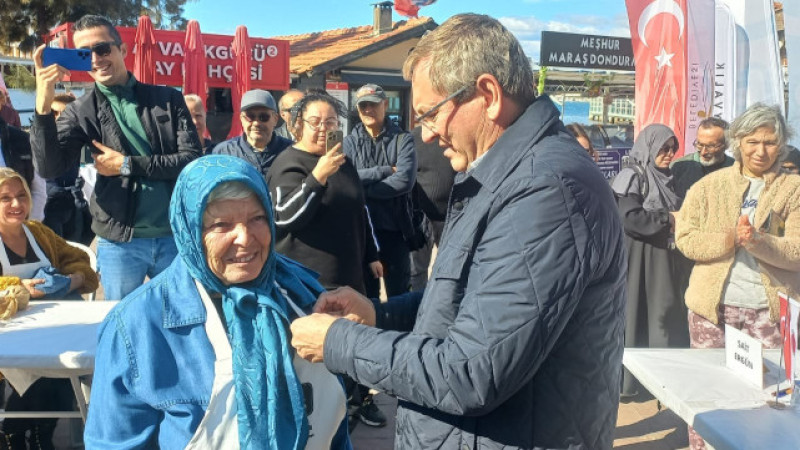 Ayvalık’ta düzenlenen zeytinyağlı ev yemekleri yarışması büyük ilgi gördü.